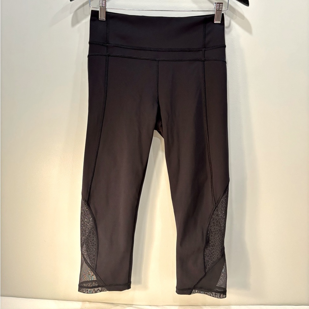 Lulu lemon capri tights with lace mesh inserts. Black. Size 6